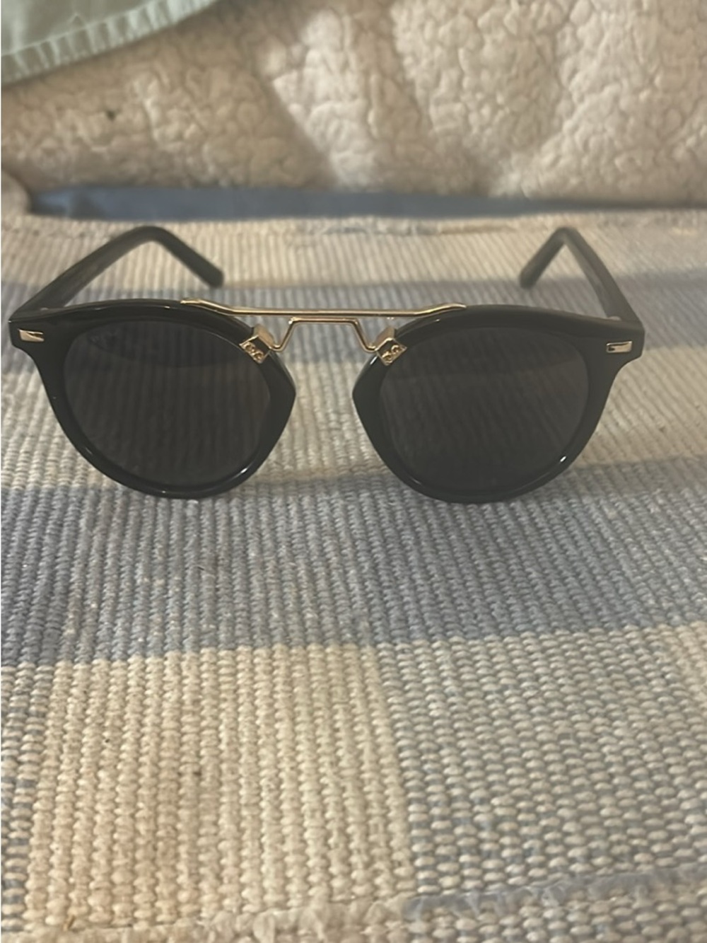 wmp skyer Black Round Sunglasses with Gold Bridge